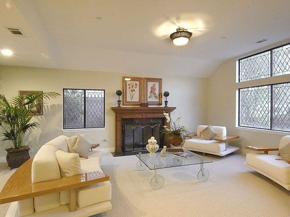 Wonderful Living Room with Mountain Veiw & Fireplace 