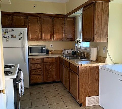 2nd image of 120 E 9th St