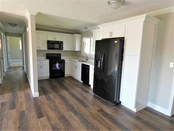 3rd image of 284 Sharon Cir