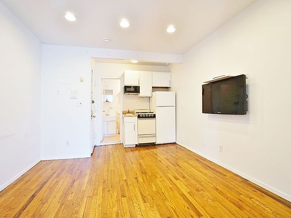 4th image of 453 W 46th St APT 4C