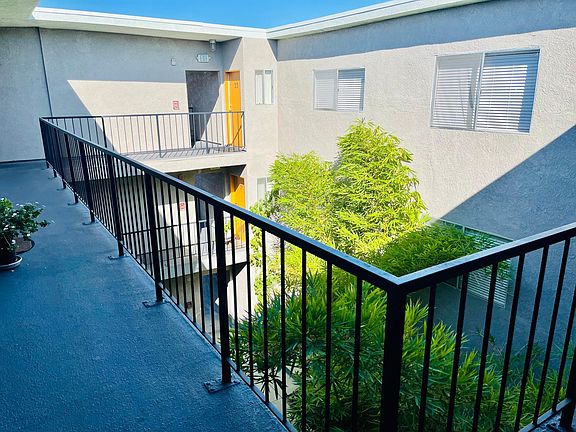 4th image of 11441 Oxnard St #26