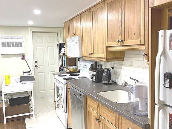 5th image of 105 Balmoral Ave #B1