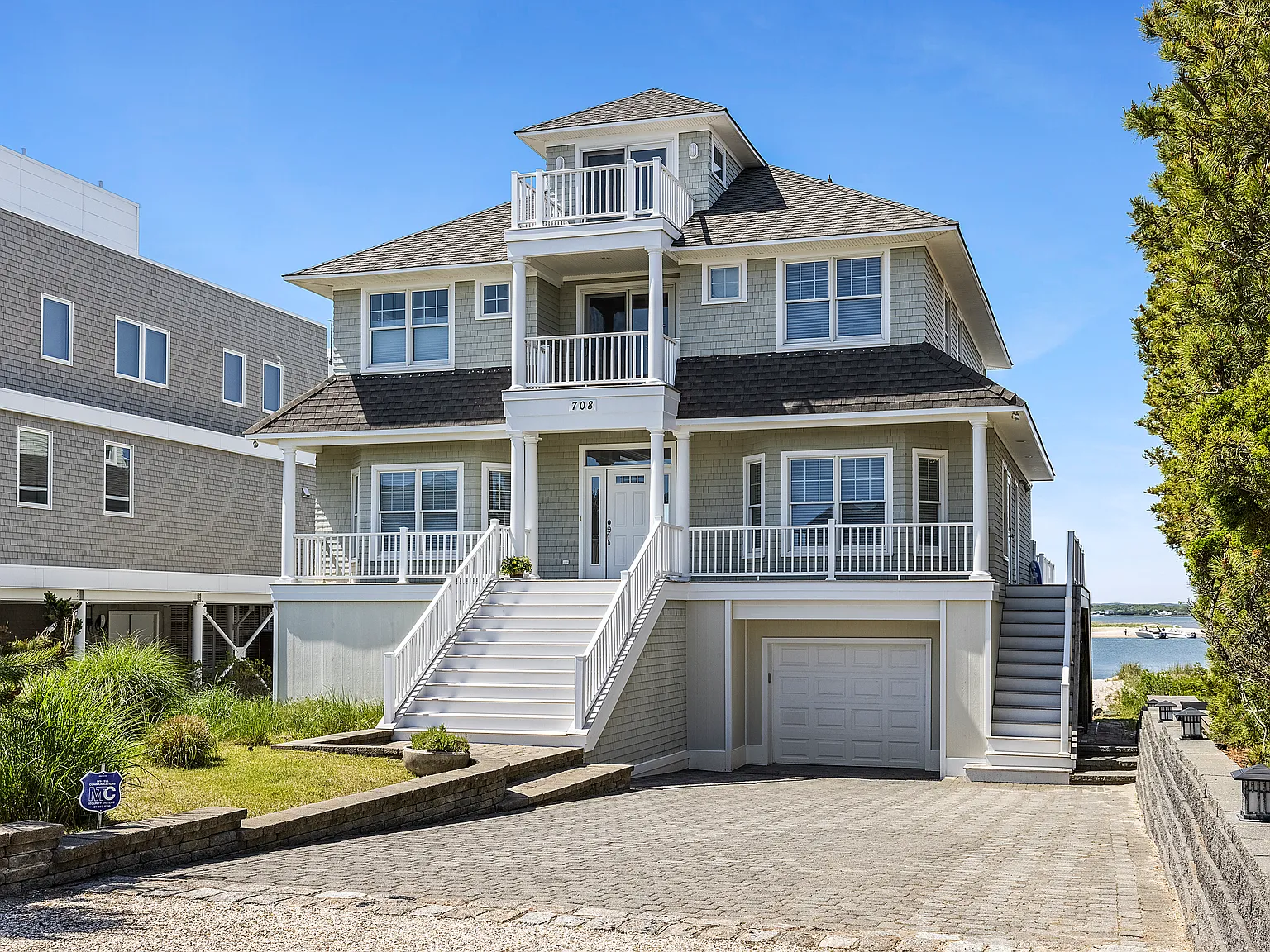 Open Bayfront With an Infinity Edge Swimming Pool ... — Photo 3