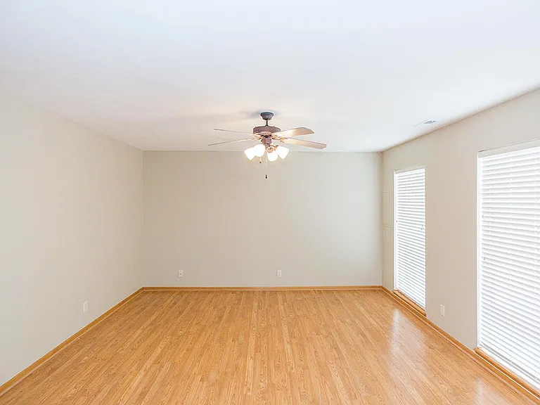6910 Milan Dr — Photo 2