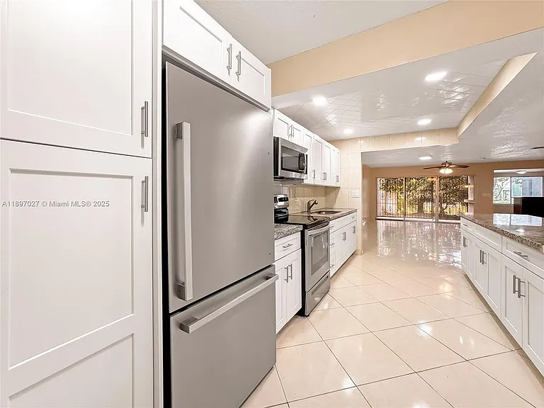 5608 NW 19th St #TOWNHOUSE — Photo 5