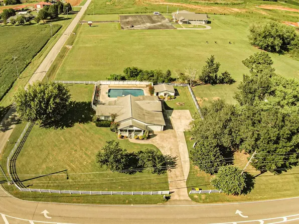 16 Cave Spring Rd, Decatur, AL 35603