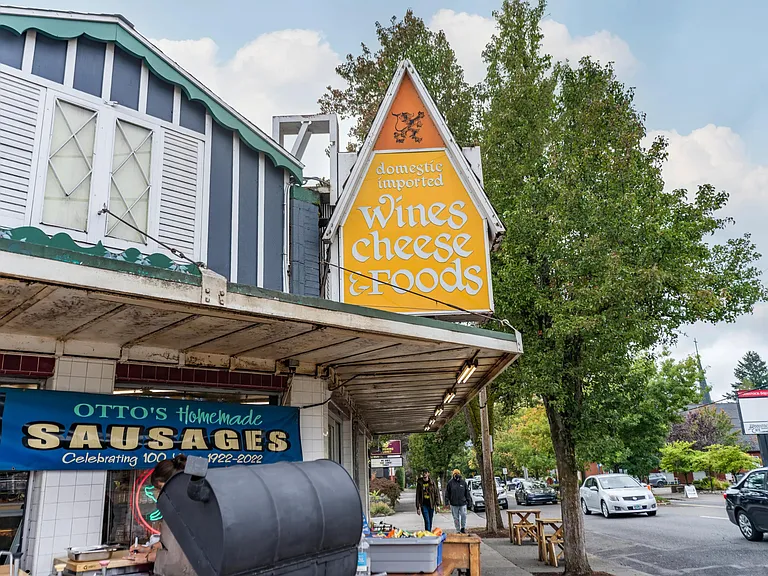 Enjoy the vibrant flavors of Portland with Modera Woodstock, located just 0.4 miles from the iconic Otto's Sausage Kitchen.