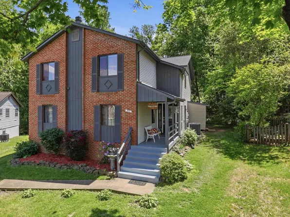211 Keyes Ct, Sterling, VA 20164