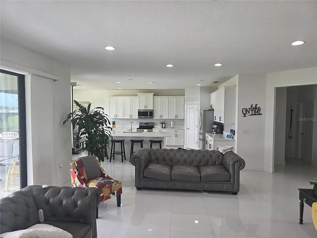 4 bed, 3.0 bath, 2835 sqft, $3,100 — Photo 2