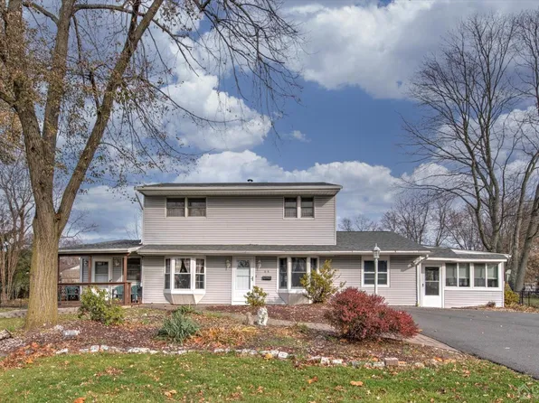 64 Stillwell Rd, Kendall Park, NJ 08824