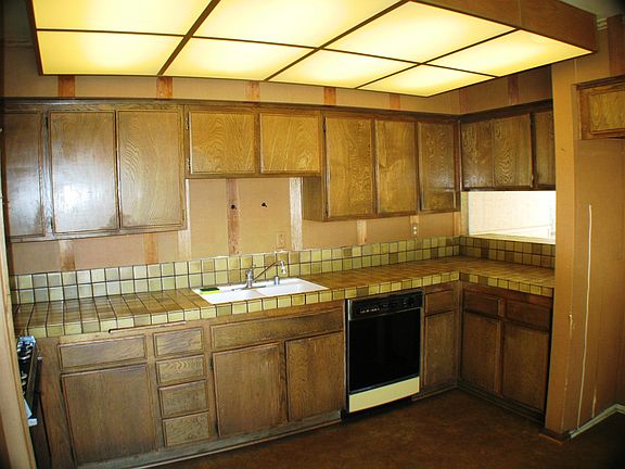 3rd image of 702 N Woodlawn Dr