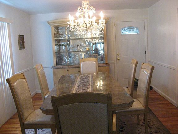 dining rm,pvt,goes,toscreened in porch&eik