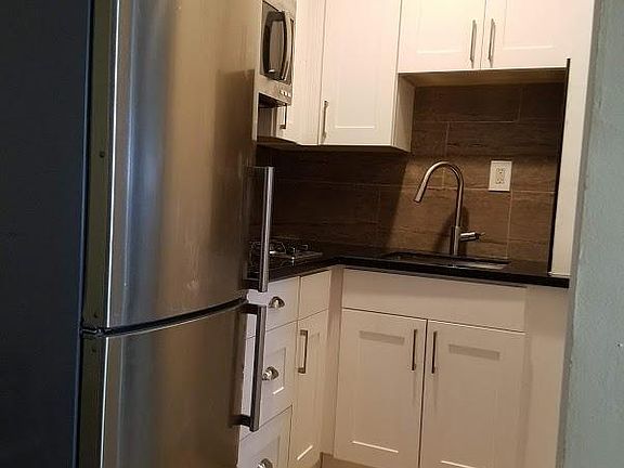 2nd image of 720 S Mariposa Ave #16