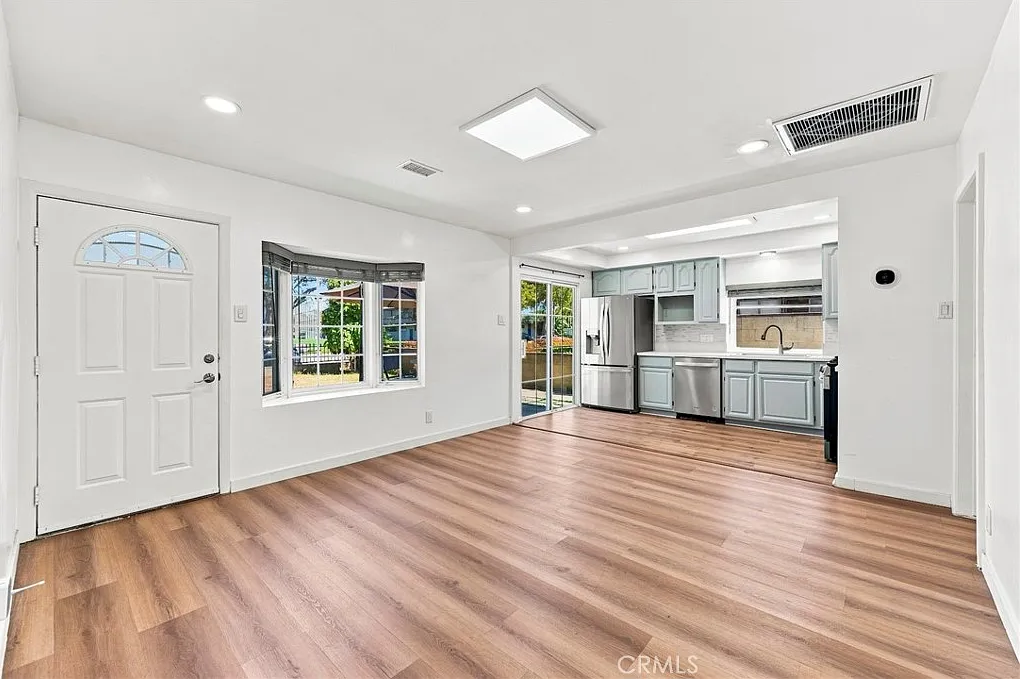 2 bed, 784 sqft, $3,000 — Photo 3