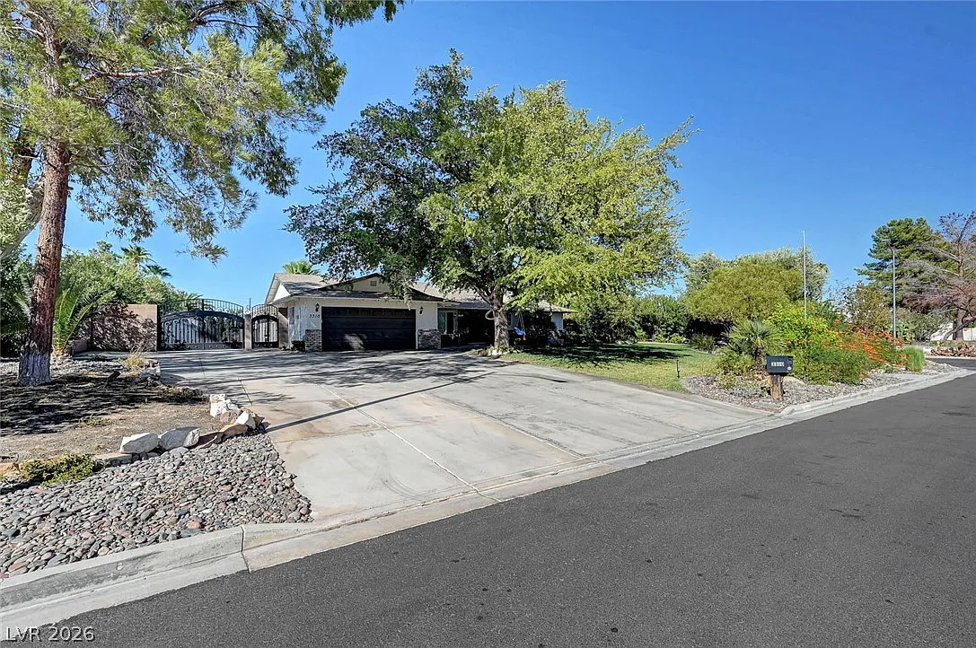3 bed, 2.0 bath, 2424 sqft, $5,395 — Photo 2
