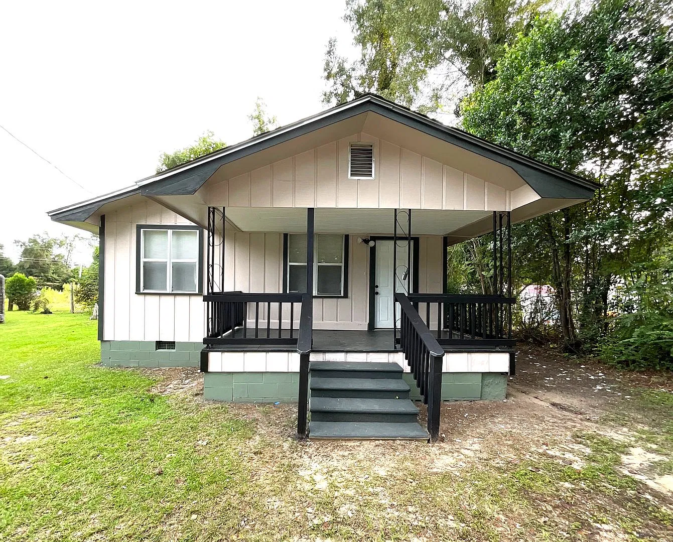 Adorable 2/1 in Marianna w/ Front Porch — Photo 1
