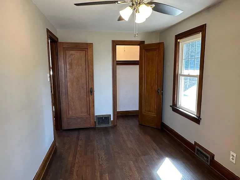 700 Iona Ave — Photo 15