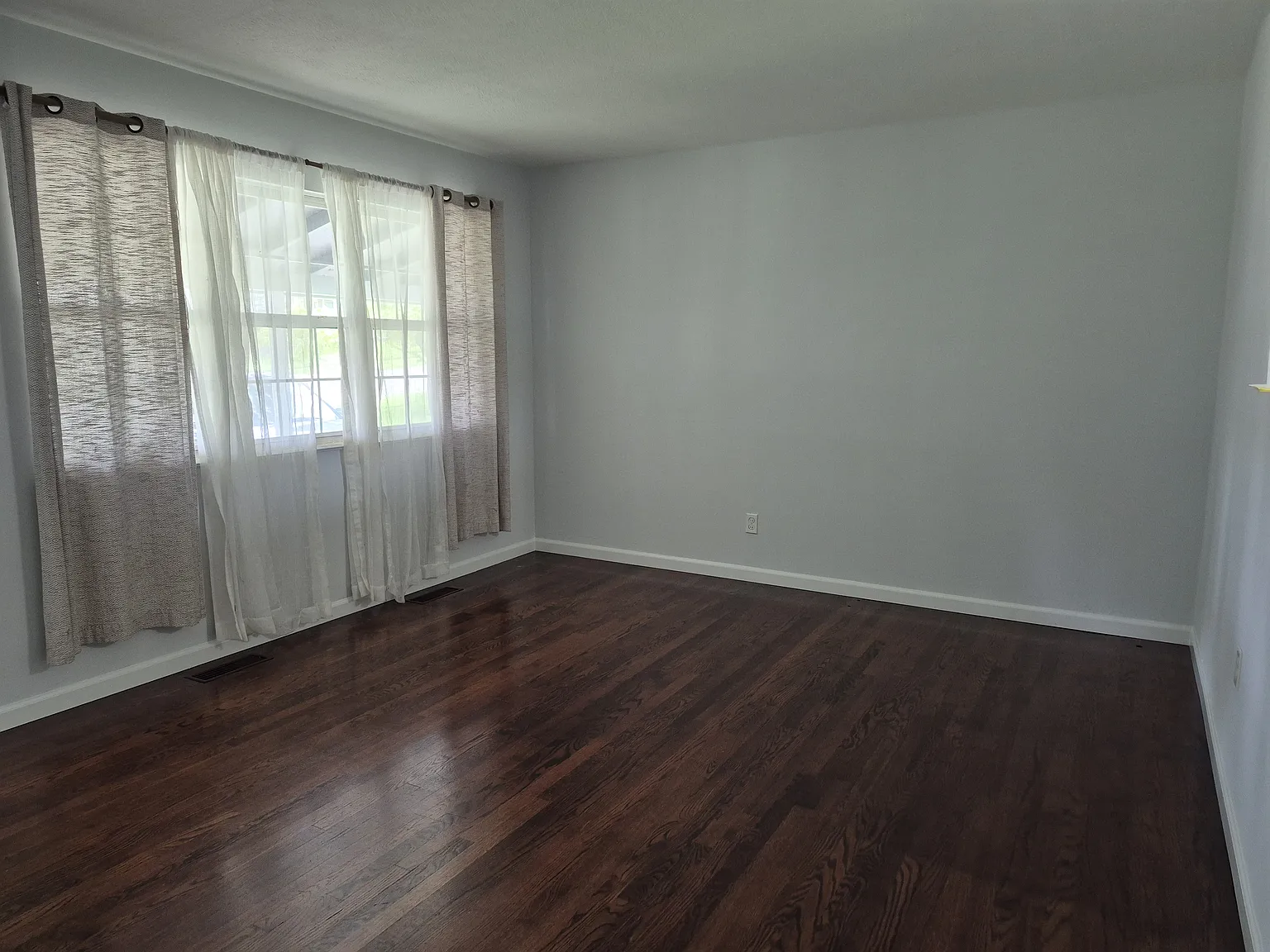 3 bed, 1090 sqft, $1,500 — Photo 2