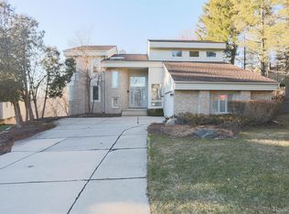 28046 Hickory Cir, Farmington, MI 48331