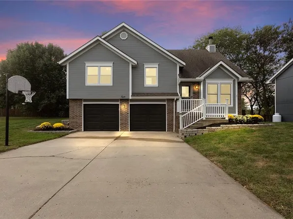 306 Porter Dr, Smithville, MO 64089