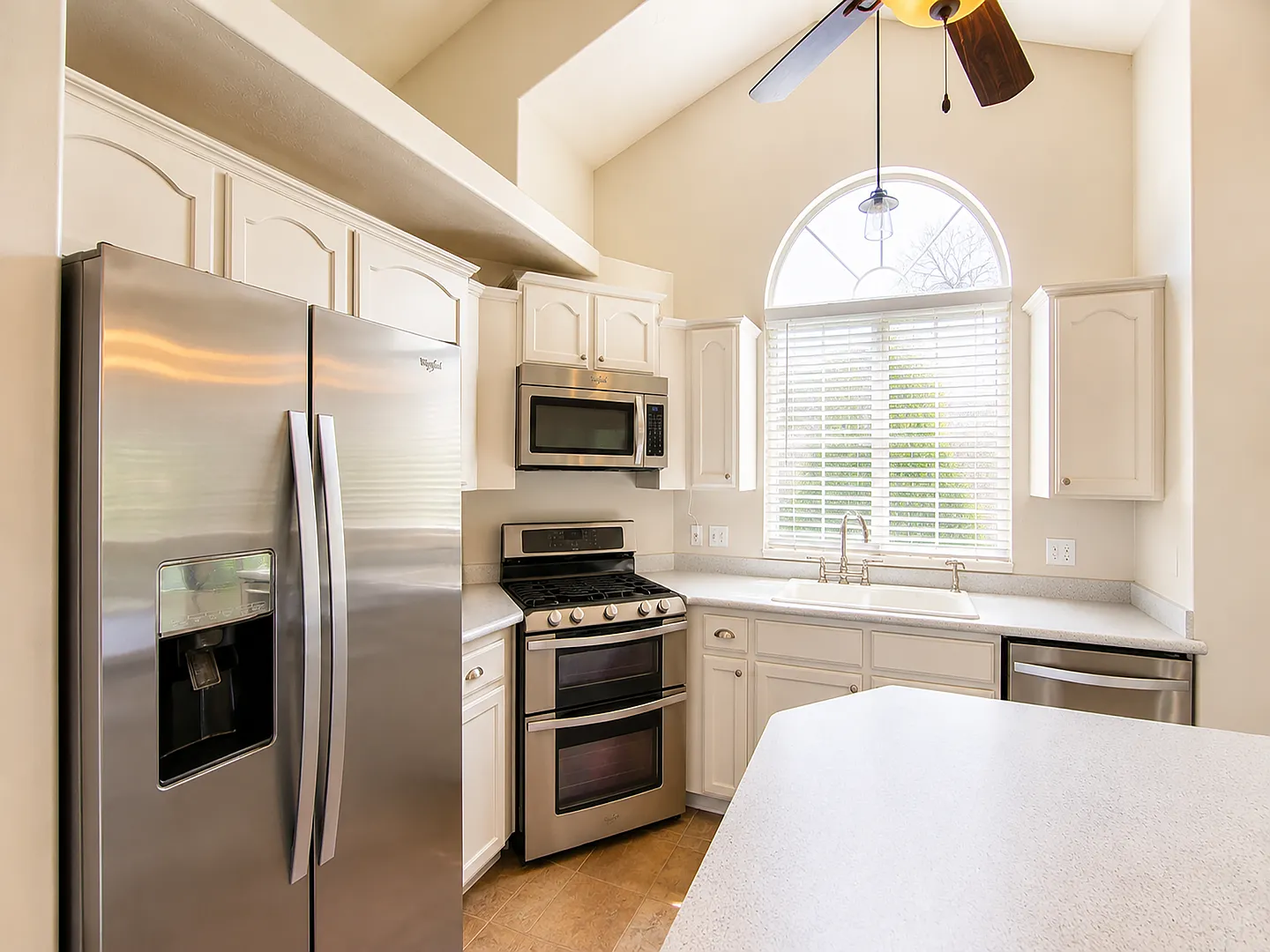 Charming 5-Bedroom Cul-de-Sac Home in Sandy with Garden Beds and Outdoor Space — Photo 4