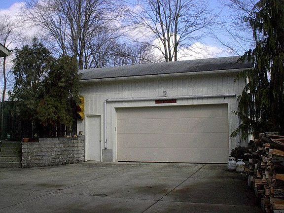 4th image of 968 Valley Dr