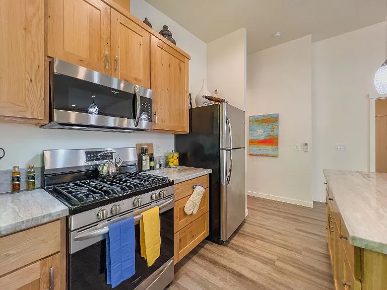 595 Silver Ln — Photo 21