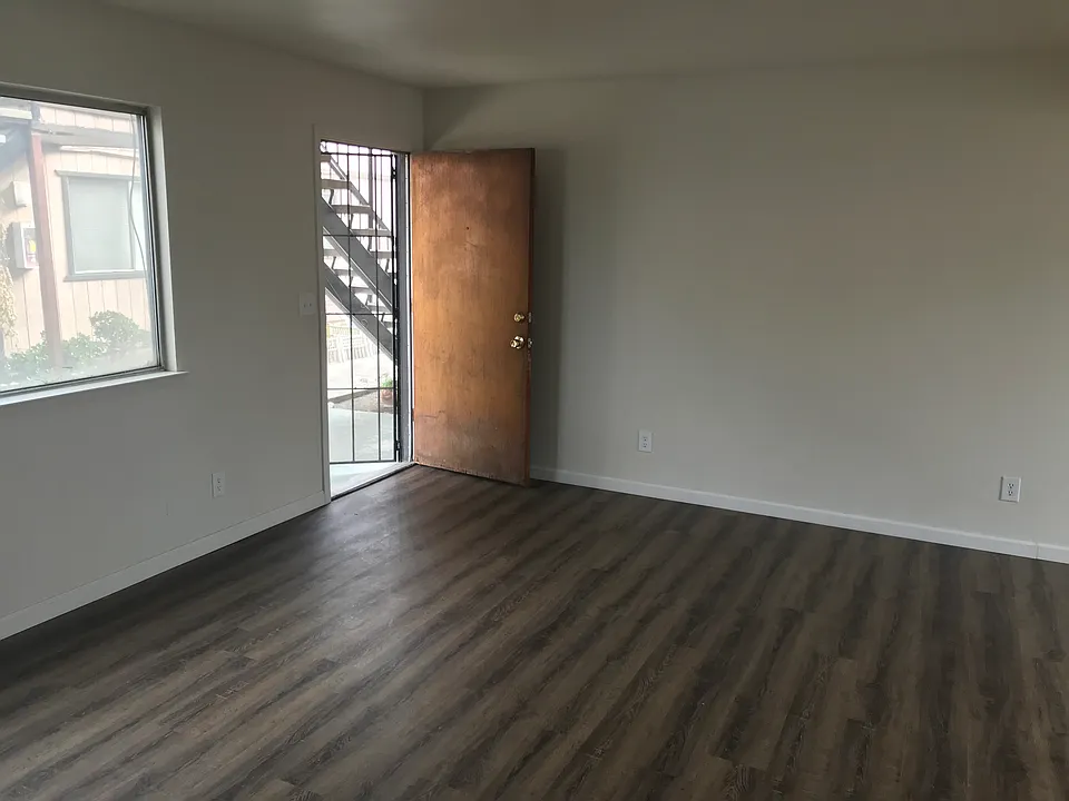 744 E Dennett Ave #104