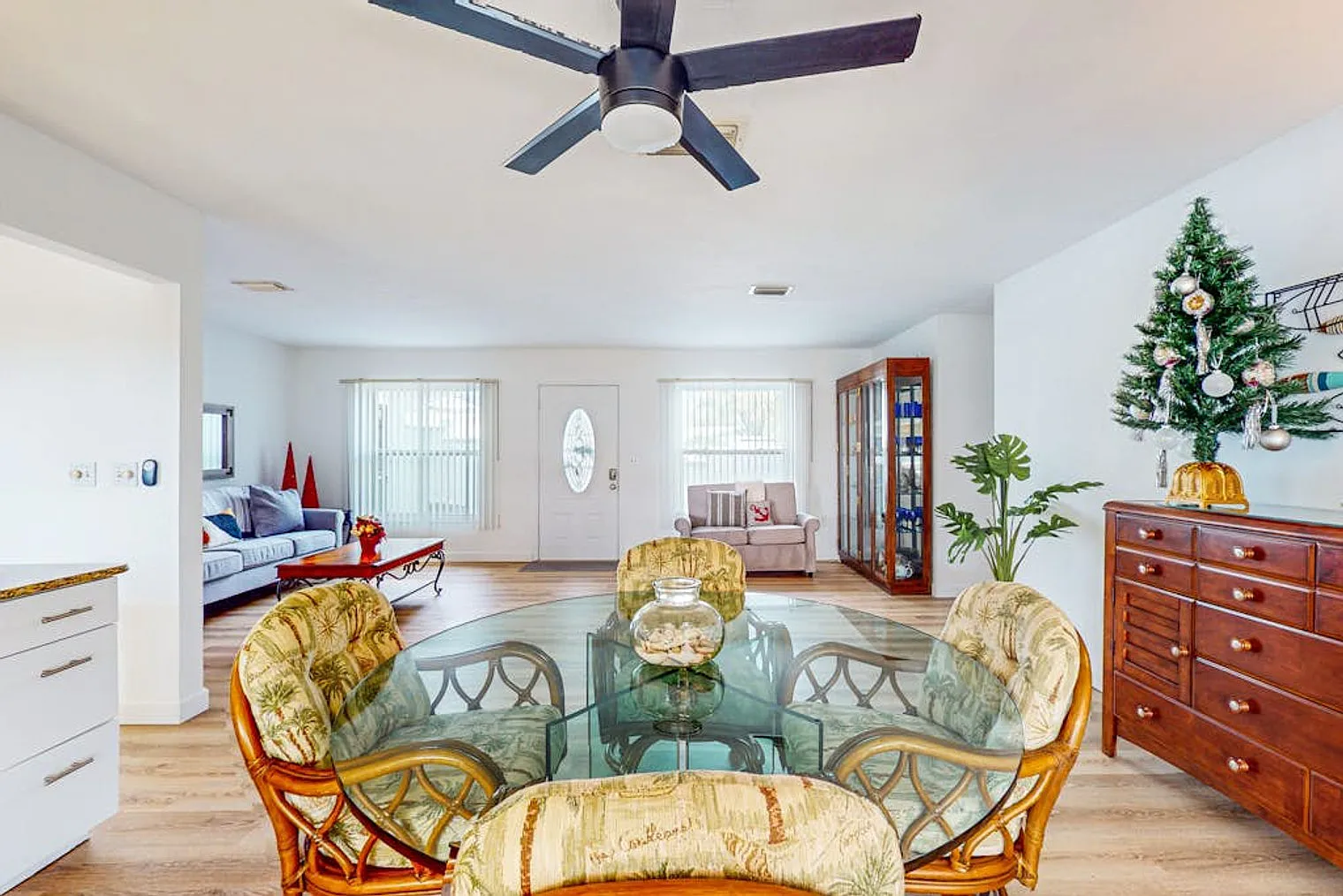 3 bed, 2.0 bath, 1646 sqft, $5,434 — Photo 3