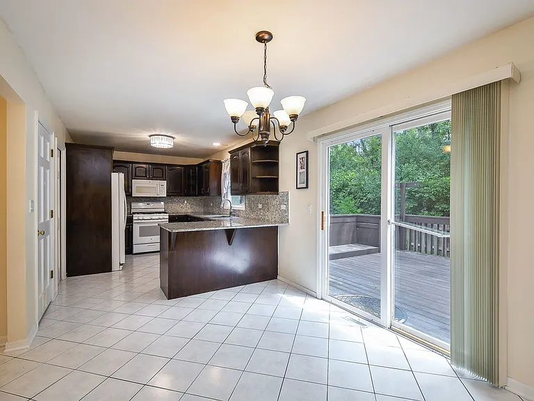 339 Windsor Dr — Photo 5