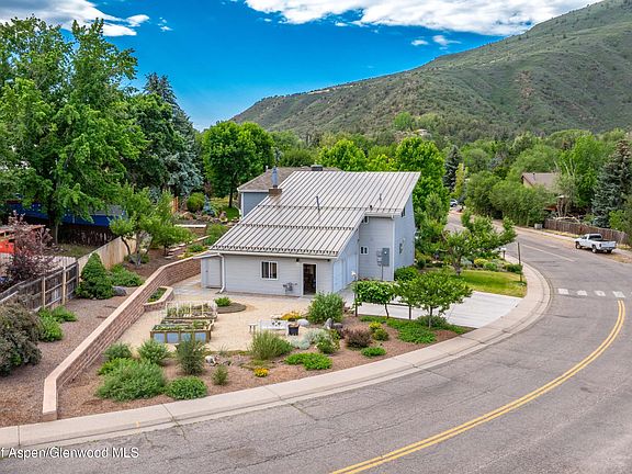 3rd image of 3702 Mountain Dr