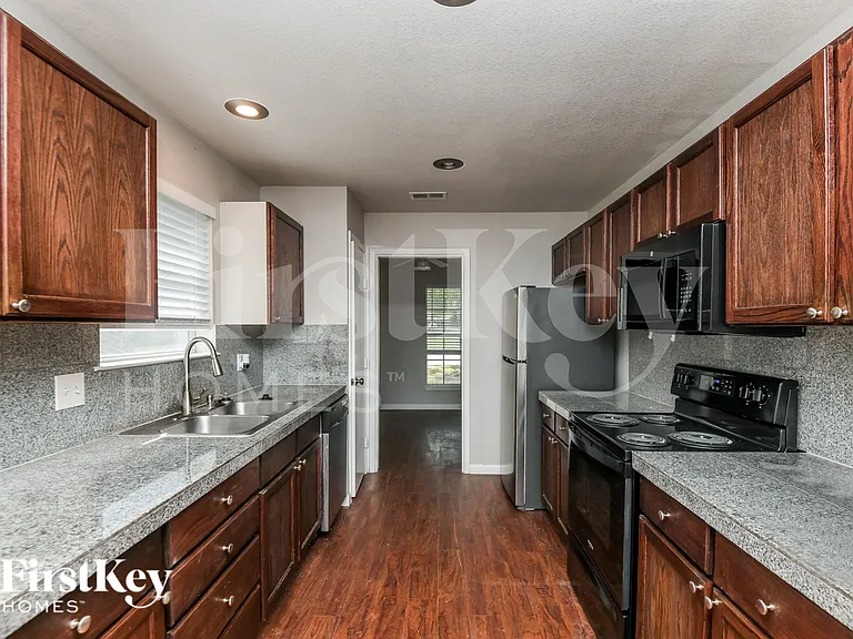 600 NW Chisholm Rd — Photo 5