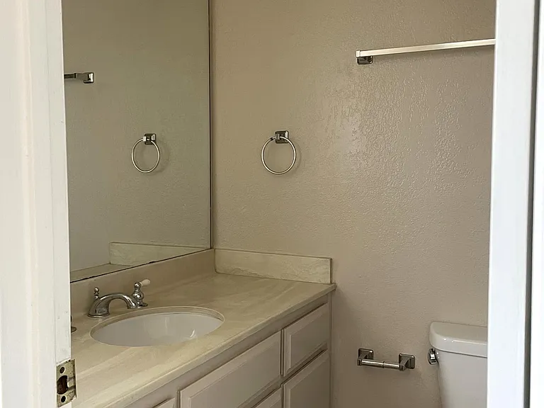 1042 W 9th St #4 — Photo 23