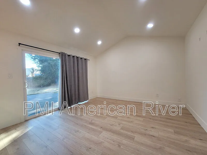 3 bed, 2.0 bath, 1185 sqft, $2,500 — Photo 4