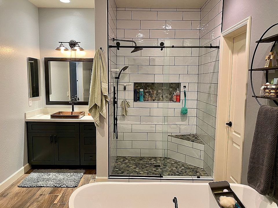 Master bath, his n her sinks