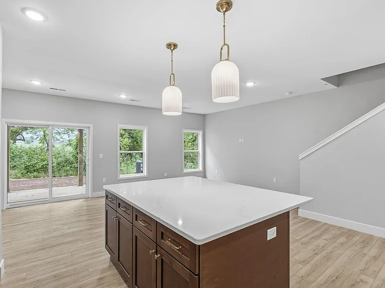 2175 W Parkview Ave — Photo 10