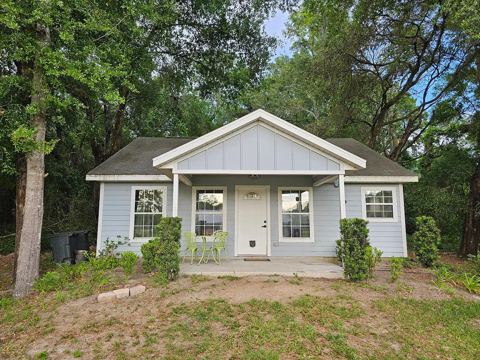 389 SW Kemp Ct — Photo 1