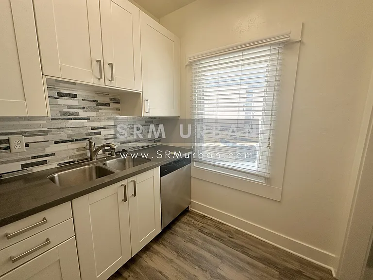 2027 Front St #6 — Photo 3