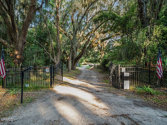 2nd image of 36 Avenue Of Oaks