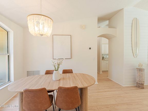 5th image of 122 LINDSAY Drive