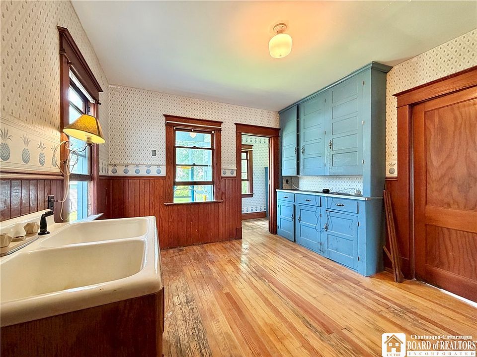 10th image of 762 Park Ave