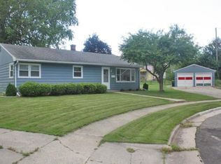 402 Glenview Ct, Fort Atkinson, WI 53538