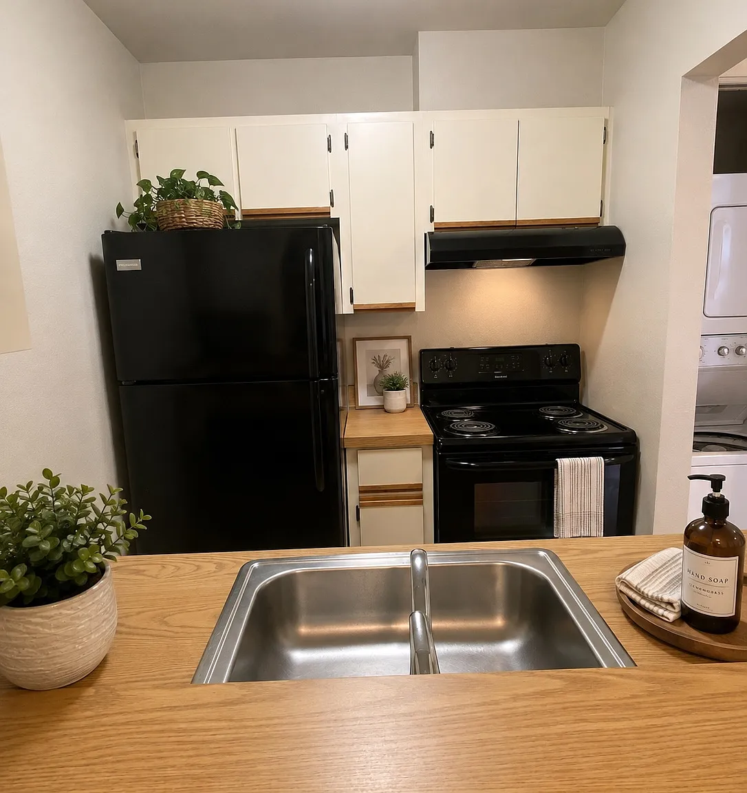 2 bed, 1.5 bath, 808 sqft, $1,599 — Photo 2