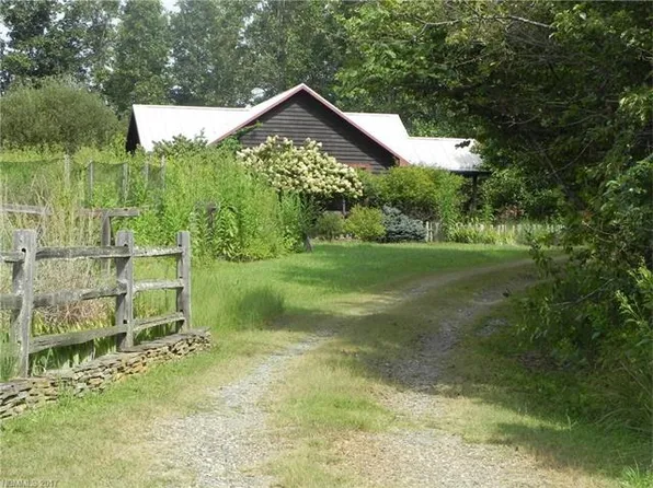 668 Madisons Ridge Dr, Marshall, NC 28753