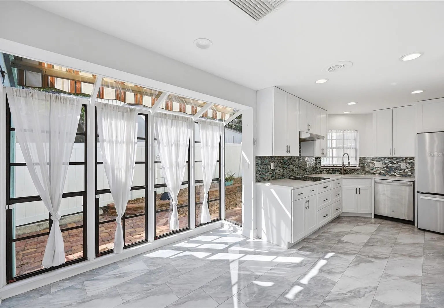 3 bed, 2.0 bath, 1932 sqft, $2,700 — Photo 2