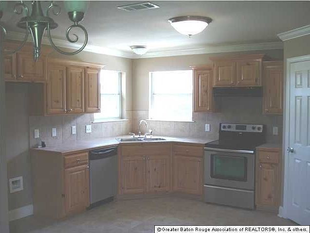 2nd image of 821 W Wellington St