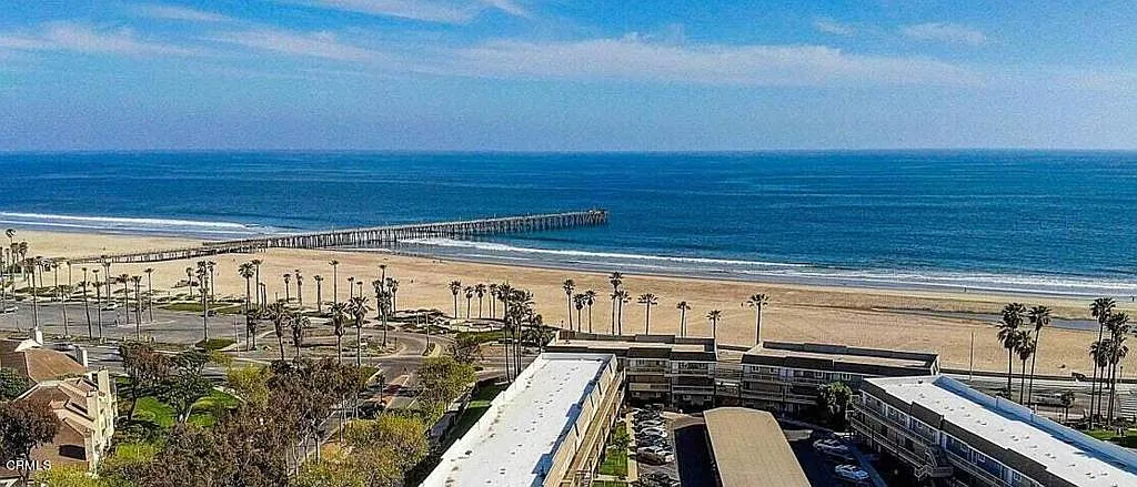 2 bed, 2.0 bath, 933 sqft, $3,200 — Photo 2