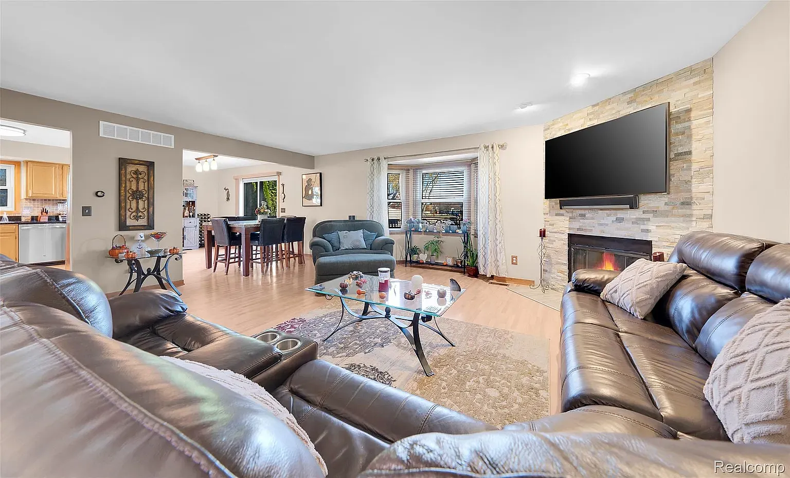 3 bed, 2100 sqft, $3,500 — Photo 4