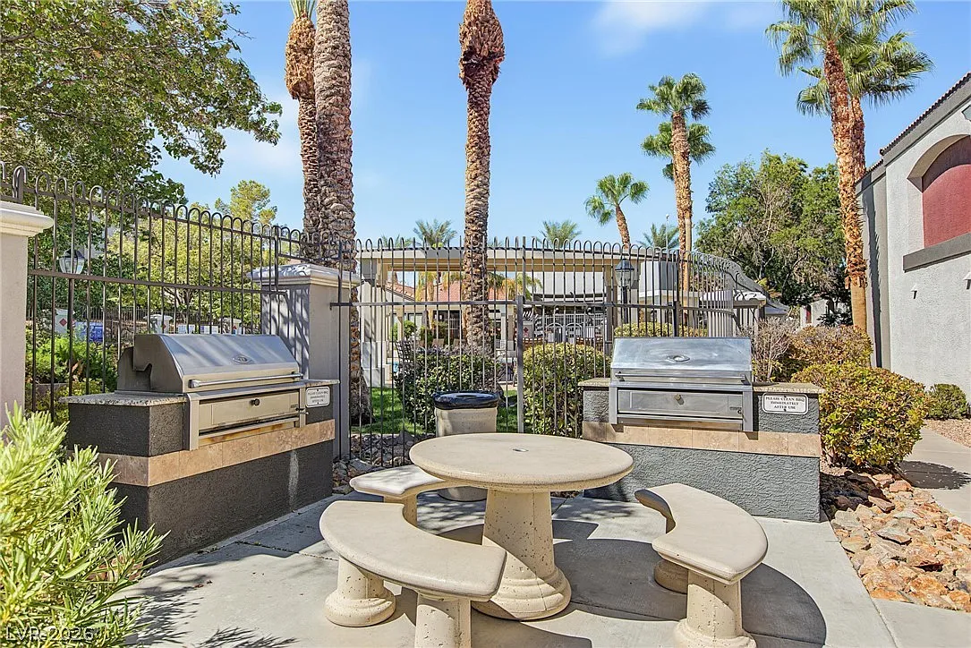 2 bed, 2.0 bath, 921 sqft, $1,499 — Photo 4