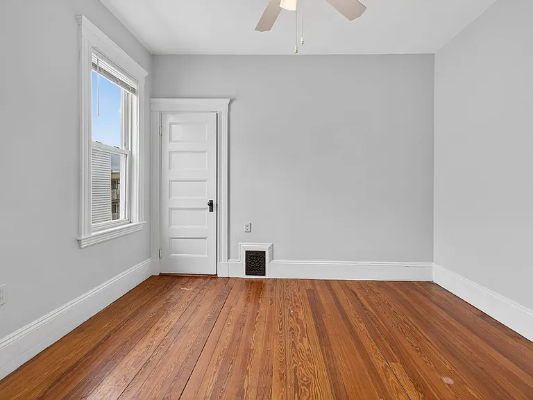 18 Gibson St #3 — Photo 9